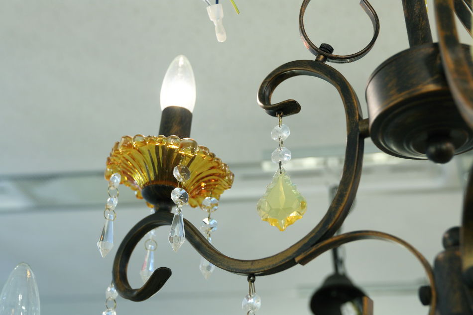 アンバークリスタルガラス & ロートアイアン シャンデリア(3灯)