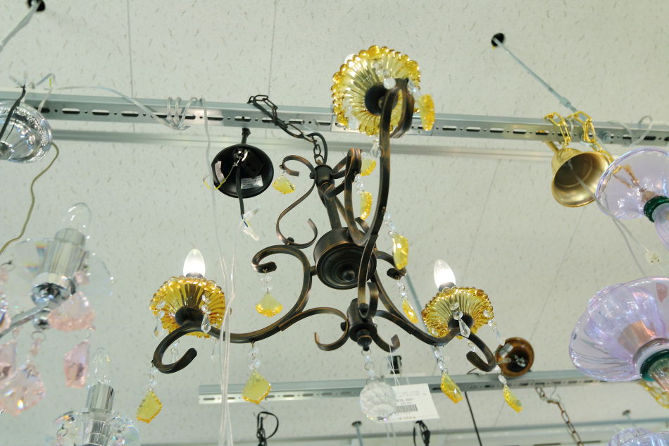 アンバークリスタルガラス & ロートアイアン シャンデリア(3灯)