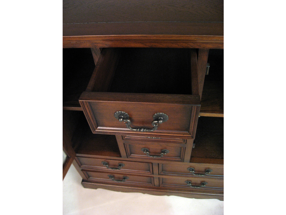 ソリッドオーク ジョージアンスタイル 2ドア&8ドロワー チェスト